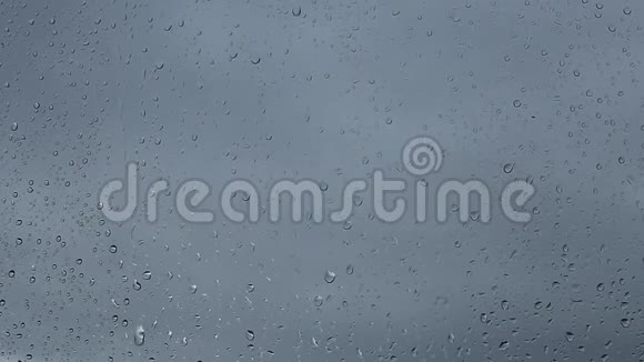 一扇正在下雨的窗户视频的预览图