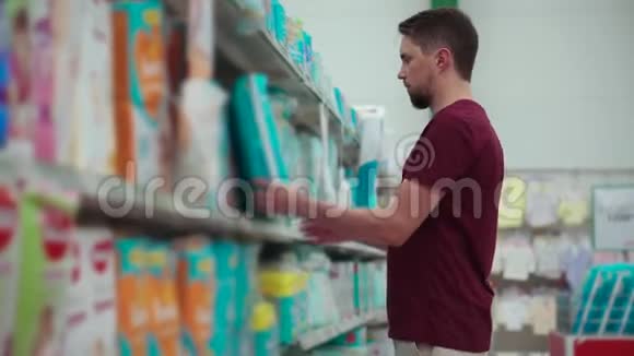 成人买家在超市为婴儿买尿布视频的预览图