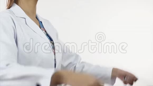 印度医学专业人员用听诊器和折叠手臂穿着白色实验室外套视频的预览图