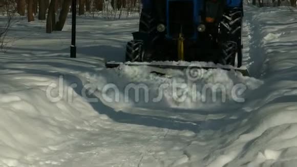 拖拉机移除雪视频的预览图