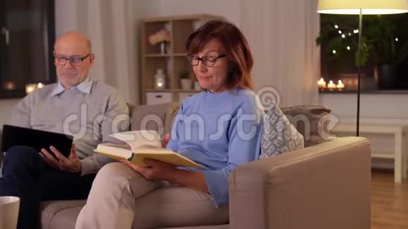 家里有书和平板电脑的老年夫妇视频的预览图