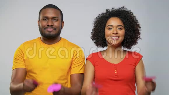 快乐的非裔美国夫妇视频的预览图