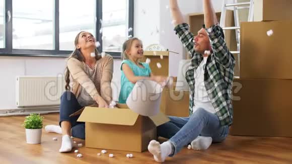 幸福的家庭在新家玩泡沫花生视频的预览图