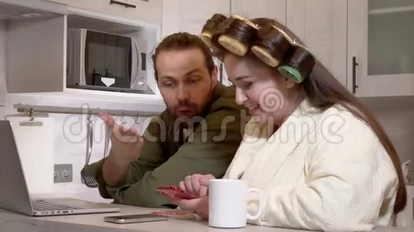 已婚夫妇在厨房争吵看着一台笔记本电脑视频的预览图