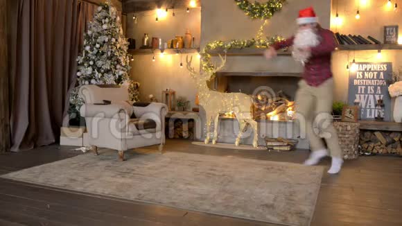 有趣的圣诞老人在壁炉和圣诞树上跳舞视频的预览图