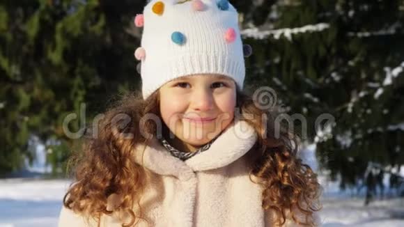 户外穿冬装的快乐小女孩视频的预览图