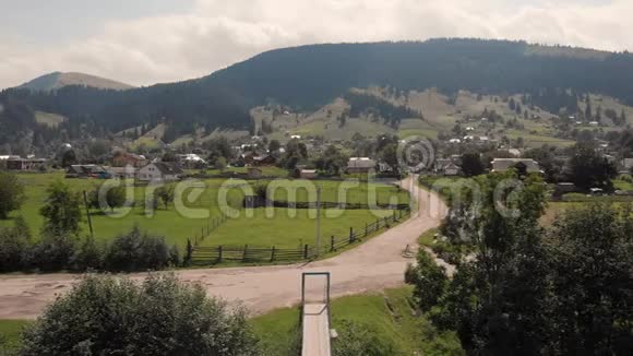 山谷中的山村景色视频的预览图