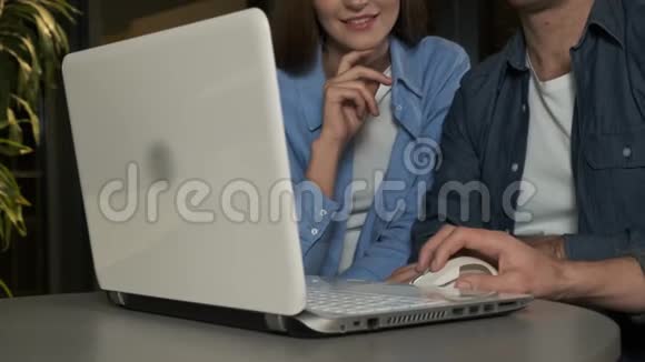 在办公室开会的时候年轻人用手指指着笔记本电脑年轻家庭选择室内设计视频的预览图