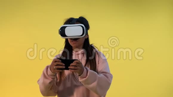多种族女孩虚拟现实眼镜在智能手机上玩网络游戏视频的预览图