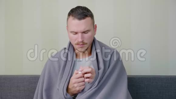 病人用毯子盖着用喷鼻剂治疗视频的预览图