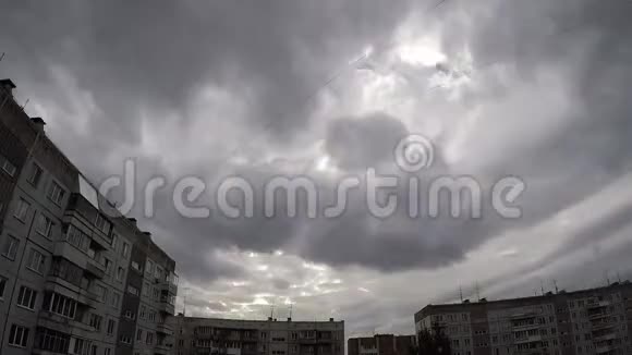 城市上空的乌云视频的预览图