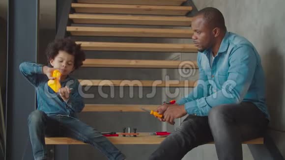 带着小孩学习玩具工具的混血家庭视频的预览图