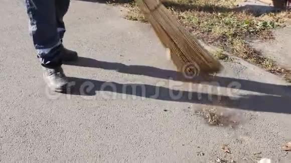 看门人在街上扫地扫帚清洁沥青关门视频的预览图