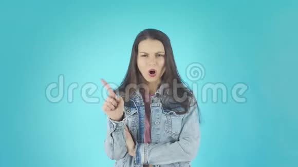一个年轻的不满的女人穿着戴着牛仔夹克手臂交叉挥舞着手指视频的预览图