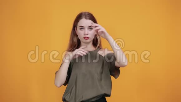 年轻漂亮的白种人女人面对面模特手势视频的预览图
