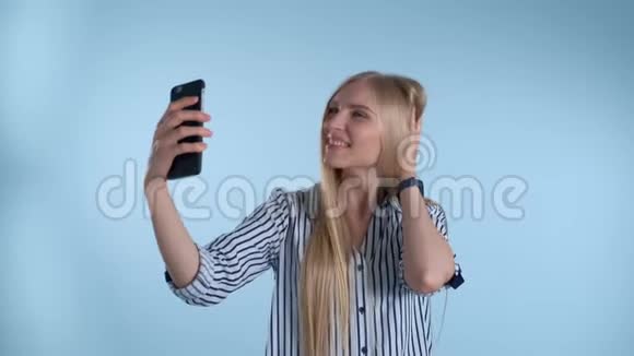 蓝底智能手机美女自拍视频的预览图
