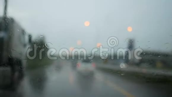 在下雨的路上开车视频的预览图