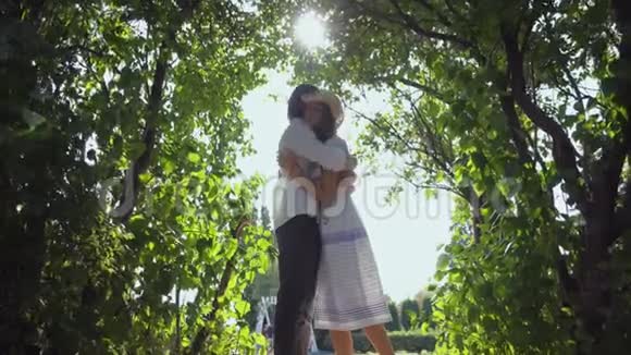 快乐的年轻夫妇拥抱在公园或花园里男人和女人在一起度过时间户外休闲休闲视频的预览图