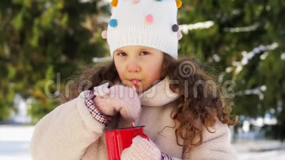 冬天公园喝热茶的小女孩视频的预览图
