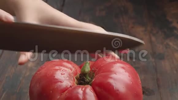 把成熟的大番茄切成两半视频的预览图