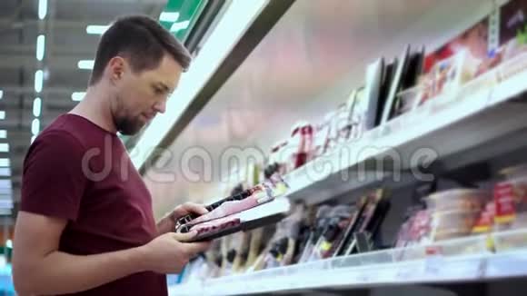 购物者正在超市里比较两包香肠视频的预览图