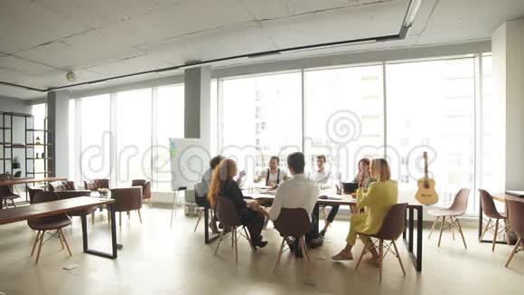 宽敞的办公室有全景窗口有一群公司员工一起工作和休息视频的预览图