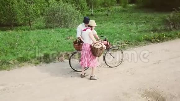 骑自行车带篮子的农场在路上视频的预览图