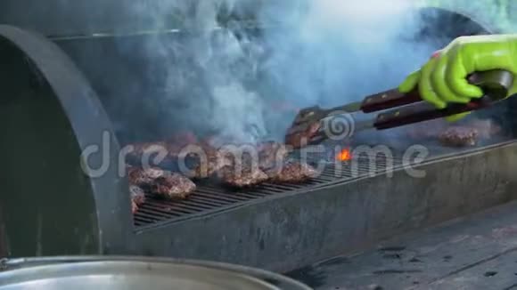 有火焰的汉堡肉视频的预览图
