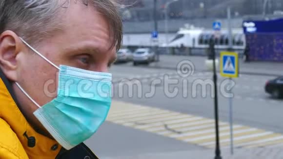 戴防护医疗面罩的男子头部侧视视频的预览图