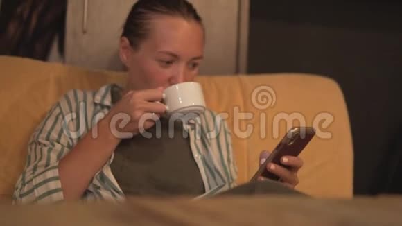 一个女人在咖啡馆里喝美式酒视频的预览图