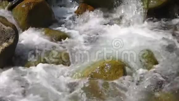 山河带着泡沫特写视频的预览图