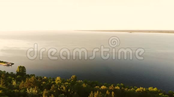巨大的宁静湖泊景观视频的预览图