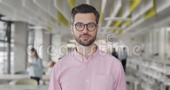 白种人男性办公室工作人员戴眼镜站在现代工作办公区的正面成功男队长视频的预览图