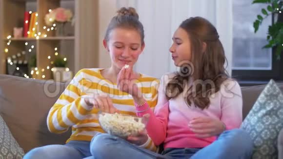 十几岁的女孩在家吃爆米花视频的预览图