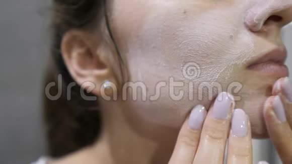 使用泡沫清洁女性面部特写皮肤清洁放松天然化妆品视频的预览图