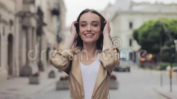 年轻少女漫步街头扫头发回头看肩膀和肩膀视频的预览图