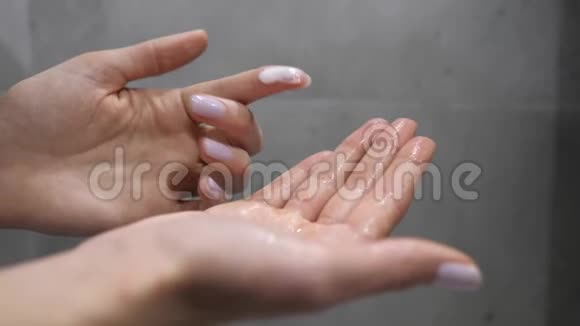 天然化妆品的使用女性手掌摩擦泡沫洗脸特写泡沫保湿皮肤凝胶视频的预览图