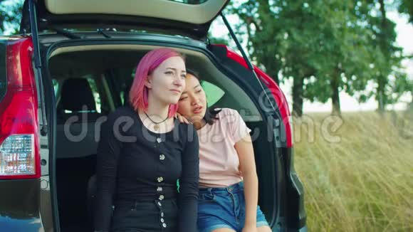 快乐多样的女性汽车之旅赏心悦目视频的预览图