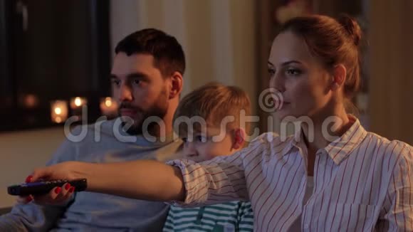 幸福的家人晚上在家看电视视频的预览图