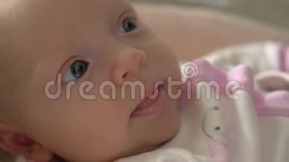 可爱的婴儿移动的头视频的预览图