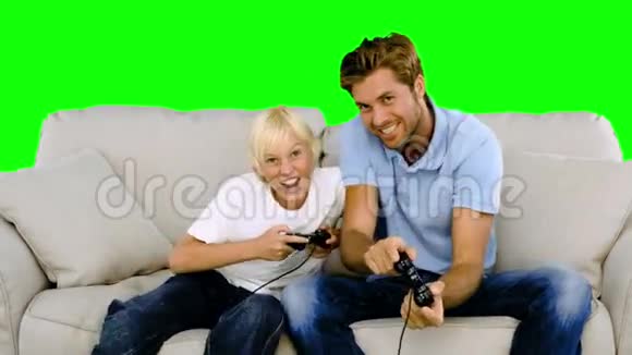 父子俩在绿屏沙发上玩电子游戏视频的预览图