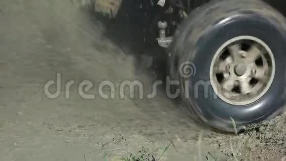 车轮轮胎在有水的污垢中的运动视频的预览图