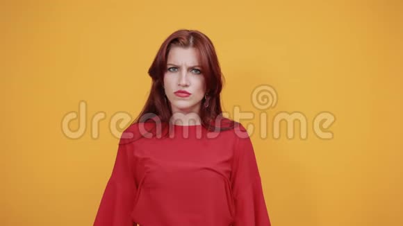 红色女士很困惑因为她看起来很漂亮靠近黄色的墙视频的预览图