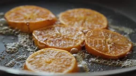 焦糖橙片加橙果冻的巧克力慕斯视频的预览图