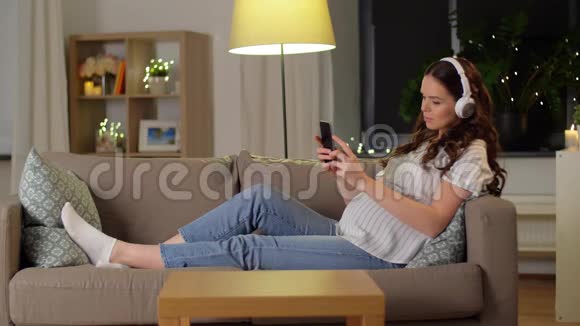 孕妇带智能手机和耳机视频的预览图