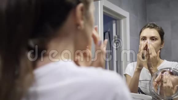面部清洁有美丽皮肤的年轻女性从事面部卫生工作用泡沫清洁毛孔视频的预览图