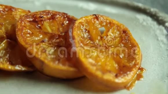 焦糖橙片加橙果冻的巧克力慕斯视频的预览图