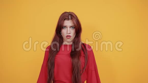 红色女士悲伤并作出非常UOSET的表情因为她是坏的视频的预览图