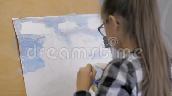 孩子的手特写在画布上画一幅画儿童创造力视频的预览图