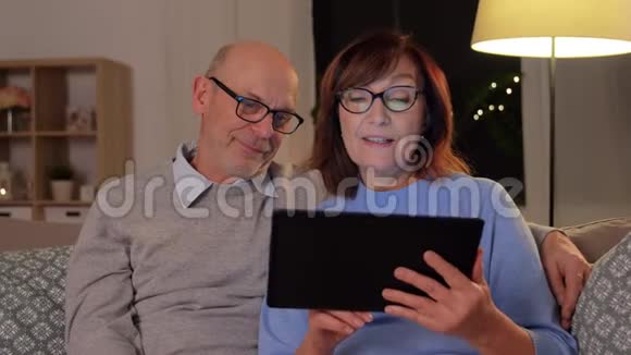 有平板电脑的老夫妇在家有视频通话视频的预览图